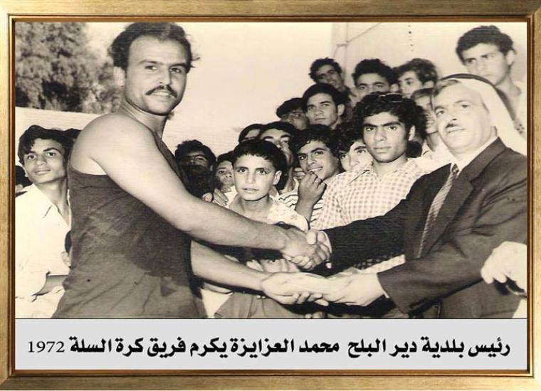 الحاج محمد العزايزة رئيس بلدية دير البلح يكرم فريق دير البلح لكرة السلة