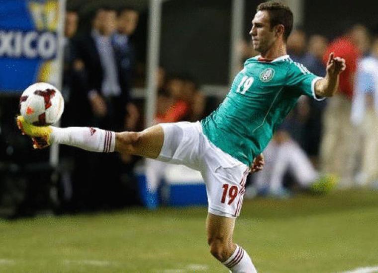 لاعب المنتخب المكسيكي ميغيل ليون