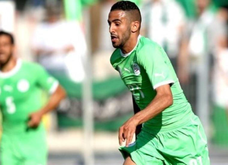 رياض محرز لاعب المنتخب الجزائري 