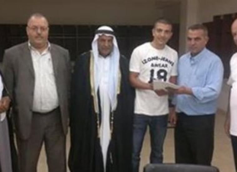 اثناء توقيع اللاعب