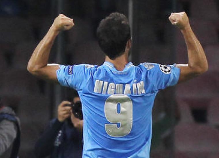 هيغواين نجم منتخب الأرجنتين ونادي نابولي الإيطالي