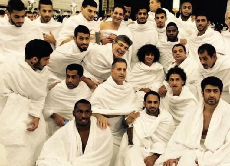 لاعبو الامارات يؤدون العمرة