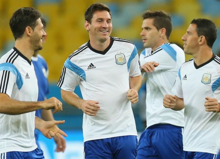 ميسي يتوسط لاعبي منتخب الأرجنتين 